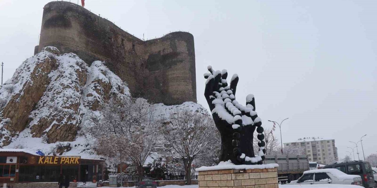 Oltu’da yoğun kar yağışı etkili oldu
