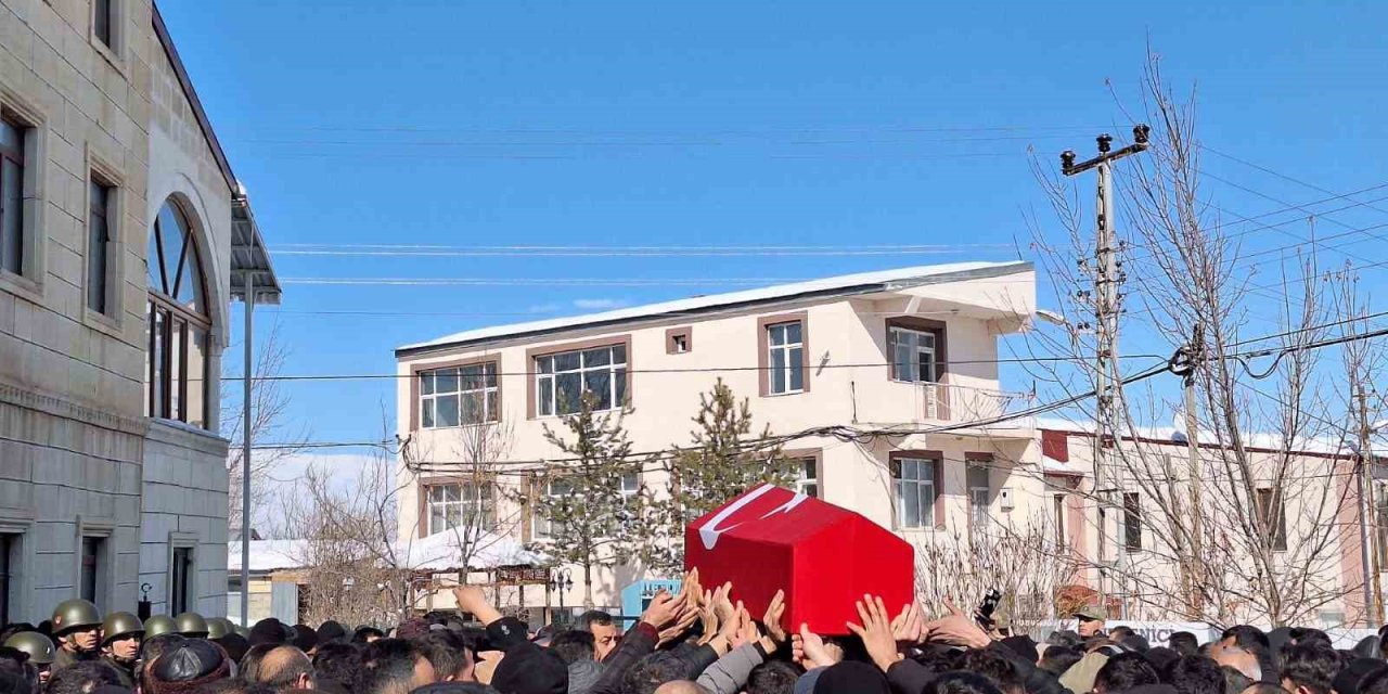 Kazada vefat eden asker toprağa verildi