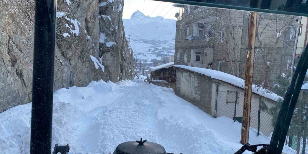 Hakkari’de karla mücadele çalışması sürüyor