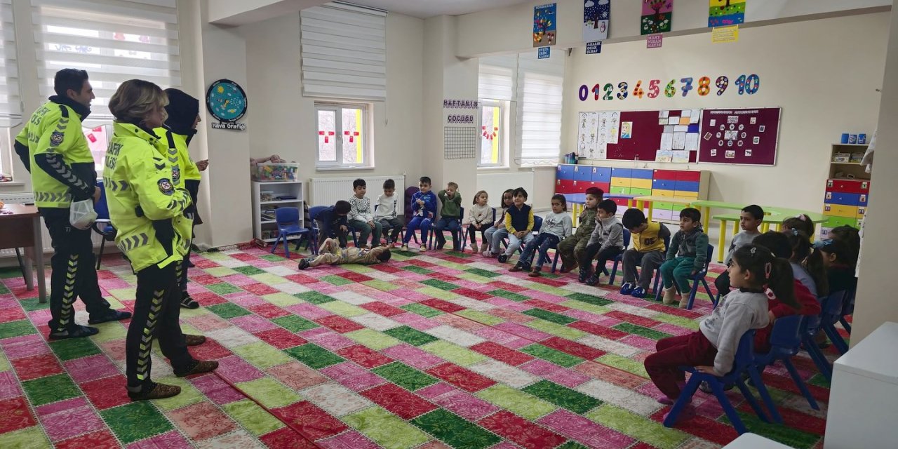 Ahlat’ta miniklere trafik güvenliği eğitimi