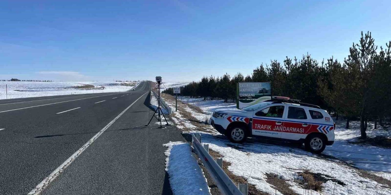 Kars’ta radarla hız demetimi 3 araç trafikten men edildi