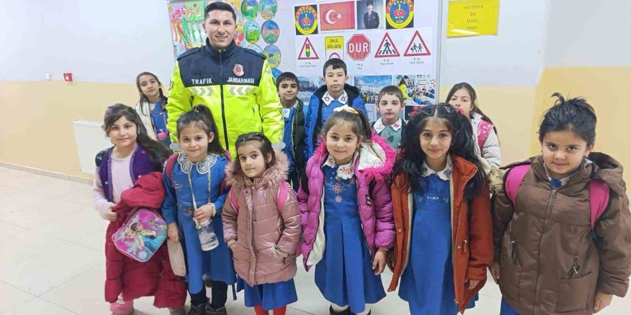 Akyaka’da ilkokula trafik eğitim köşesi yapıldı