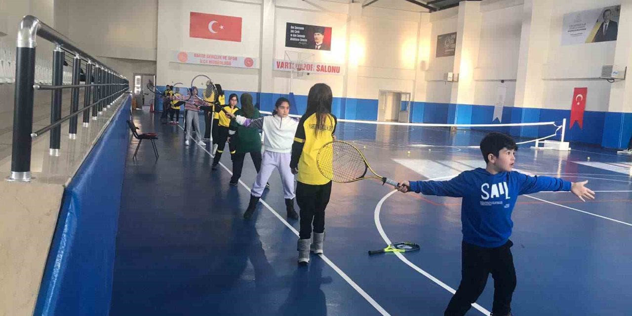 Varto’da kort tenisi kurslarına yoğun ilgi