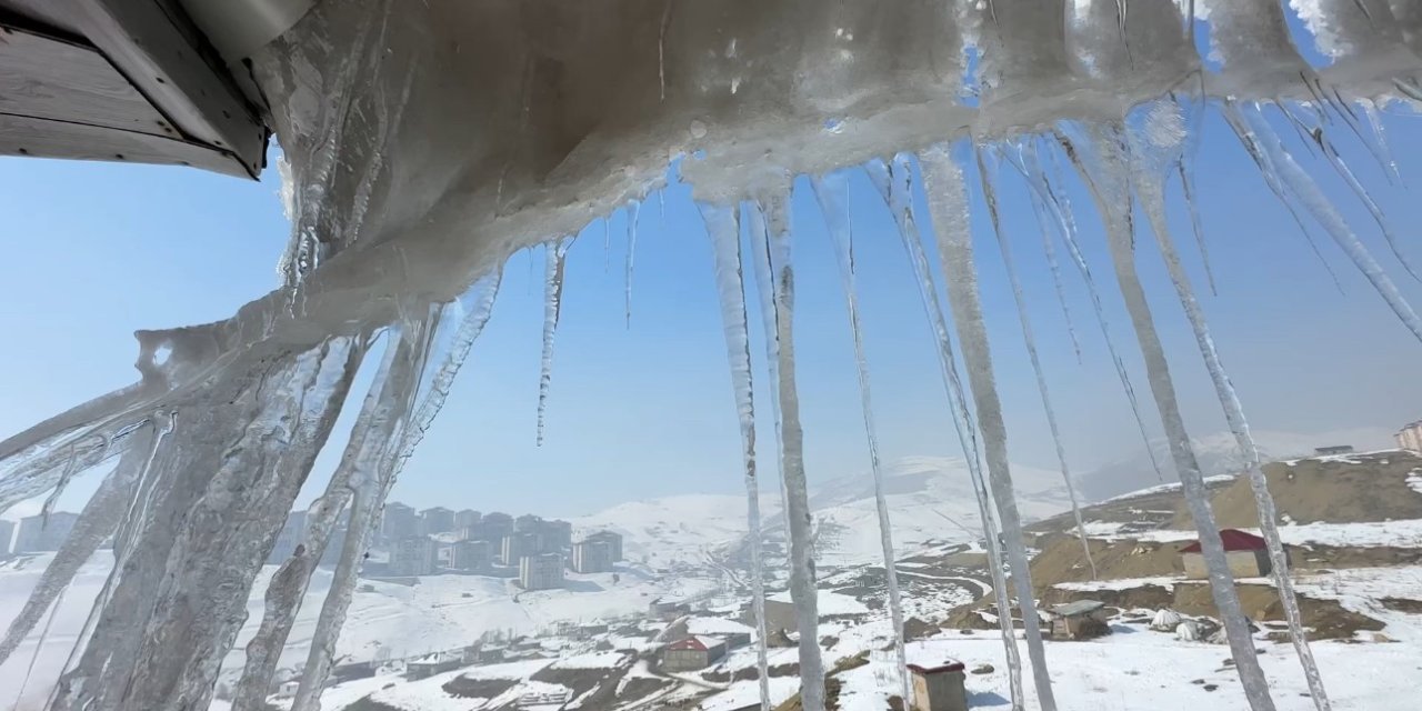 Yüksekova’da buz sarkıtları 2 metreyi geçti