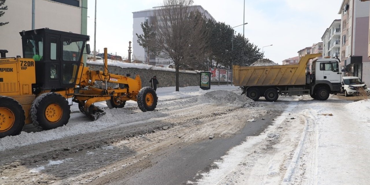 Belediye ekiplerinin kar temizlik mesaisi sürüyor