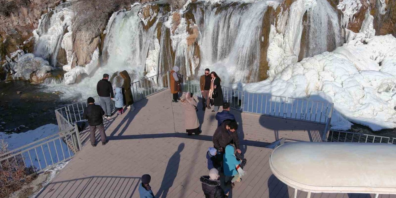 Muradiye Şelalesi muhteşem güzelliğiyle ziyaretçilerini ağırlıyor