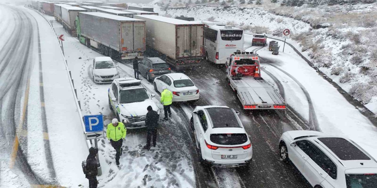 Erzincan’da Sakaltutan ve Ahmediye geçitlerinde kar ulaşıma engel oldu