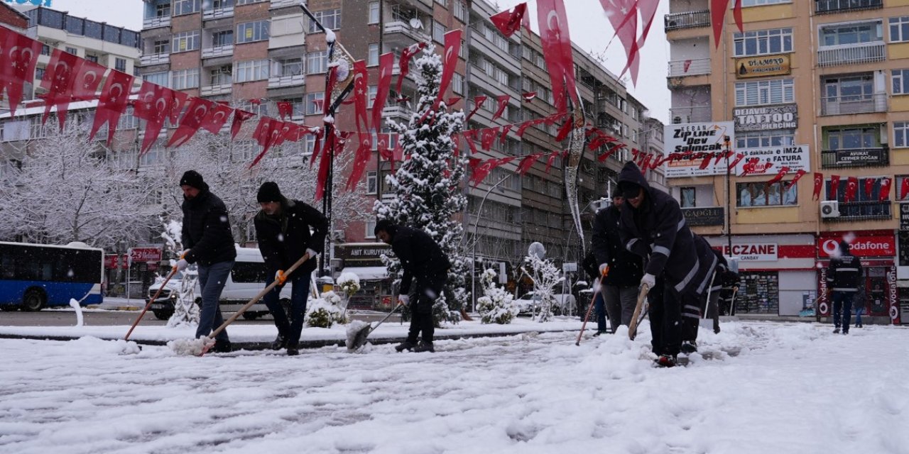 Elazığ Belediyesi karla mücadele çalışmalarını aralıksız sürdürüyor