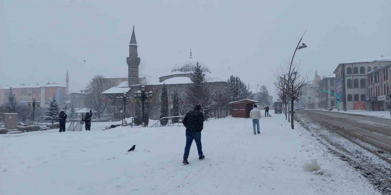 Erzurum’da kar kenti beyaza bürüdü