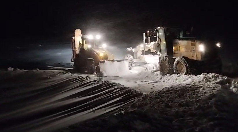 Kars'ta kar hayatı olumsuz etkiledi, 100 köy yolu ulaşıma kapandı
