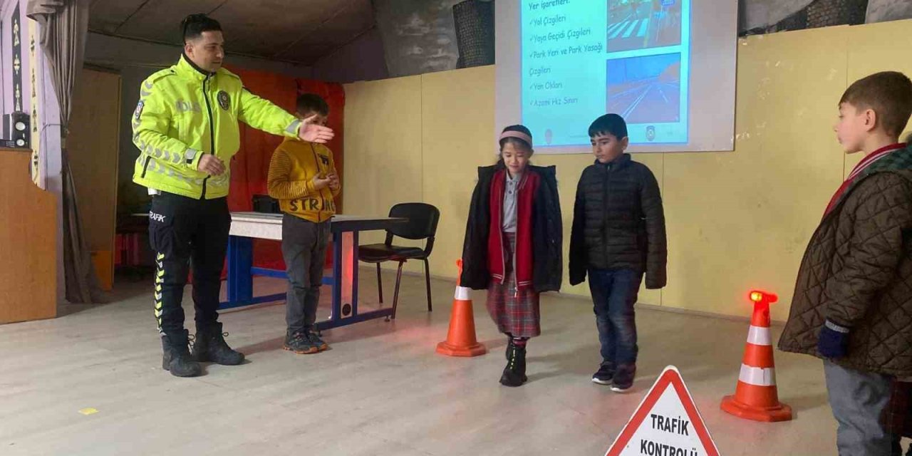 Polisten çocuklara trafik güvenliği ve trafik bilinci eğitimi