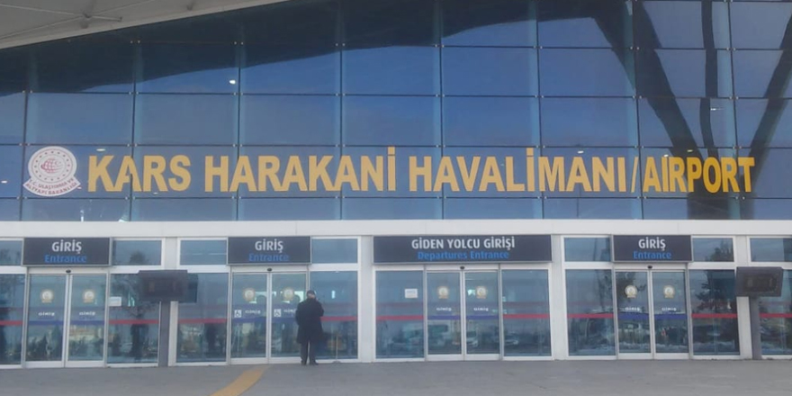 Kars’ta hava ulaşımına kar ve tipi engeli!