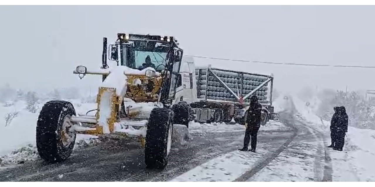 Elazığ’da kar yağışında yolda kalan tırlar, ekipler tarafından kurtarıldı