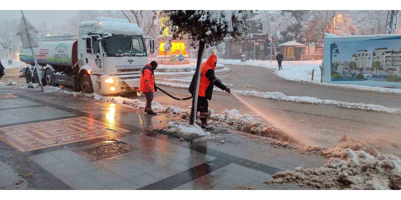 Malatya’da karla mücadele ekipleri 11 ilçede sahada