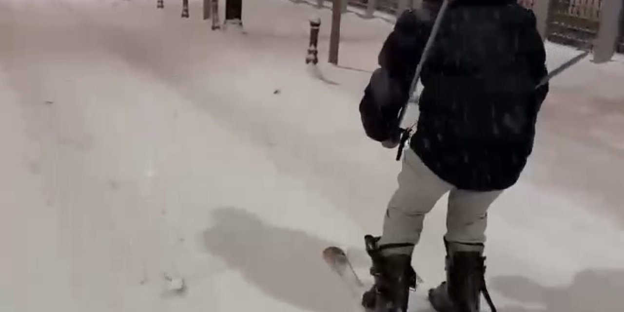 Kayakla Erzurum sokaklarında tur attı