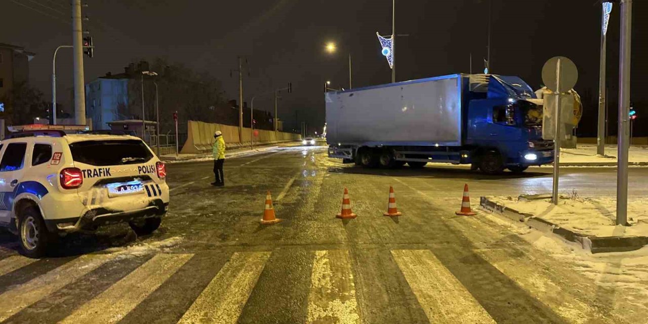 Iğdır-Doğubayazıt Karayolu ulaşıma kapandı