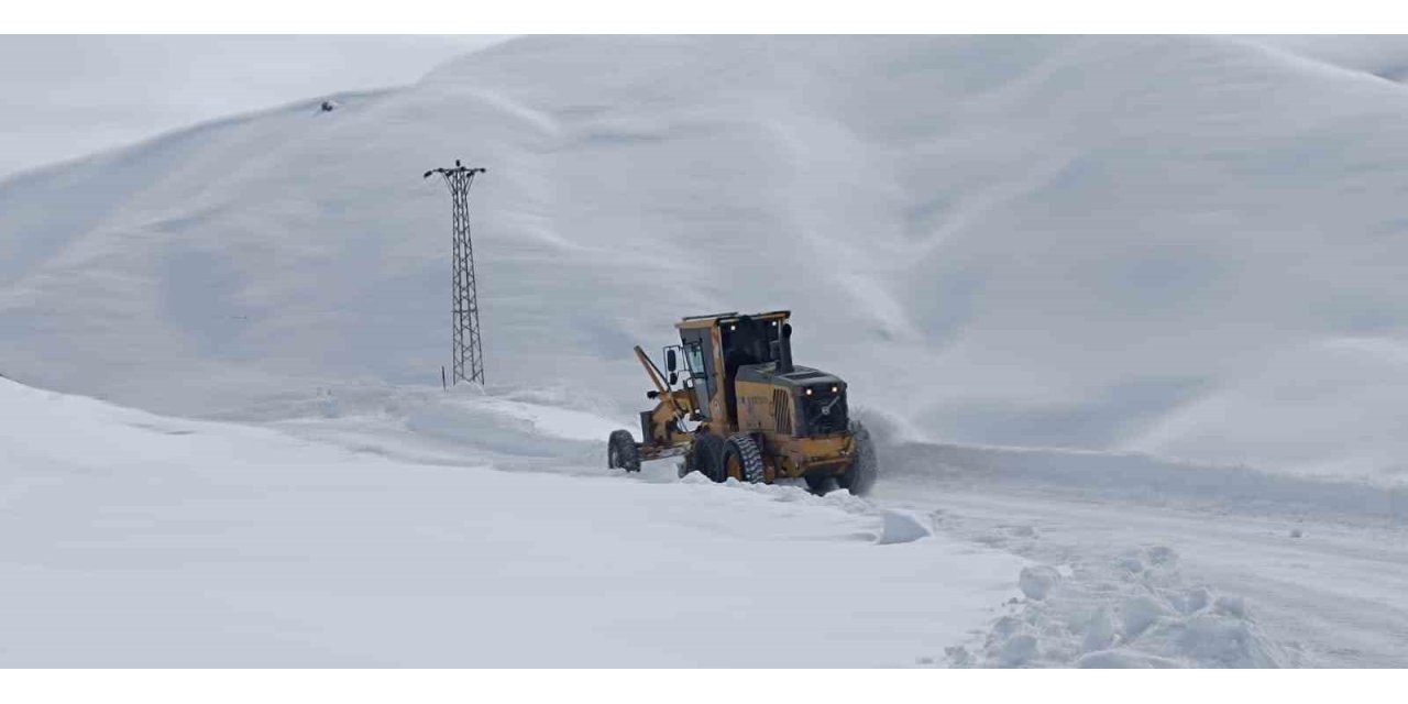 Hakkari’de karla mücadele çalışması devam ediyor
