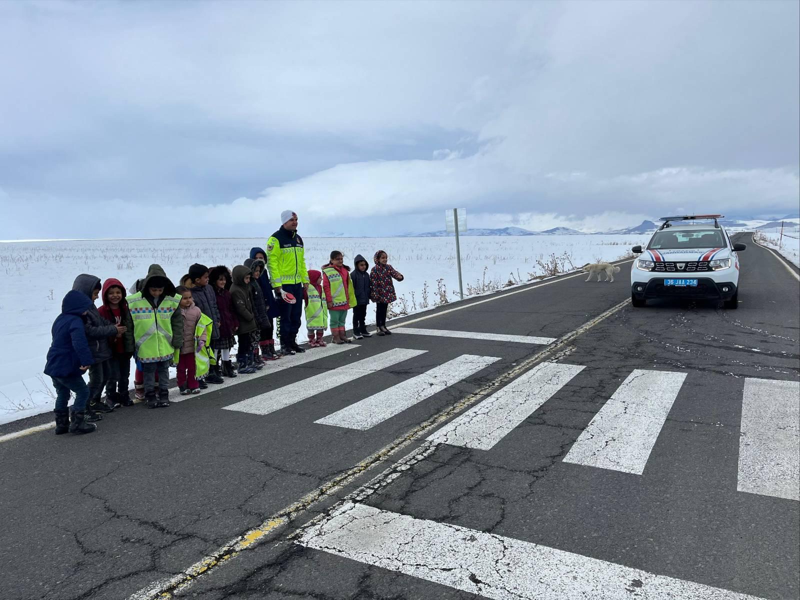 Kars'ta Öğrencilere Trafik Güvenliği Semineri Verildi