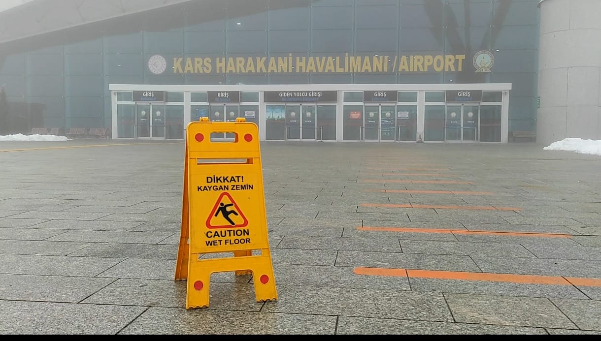 Kars’ta Hava Ulaşımına Kar ve Tipi Engeli