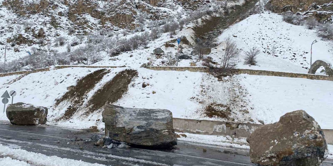 Van-Çatak kara yoluna dev kaya parçaları düştü