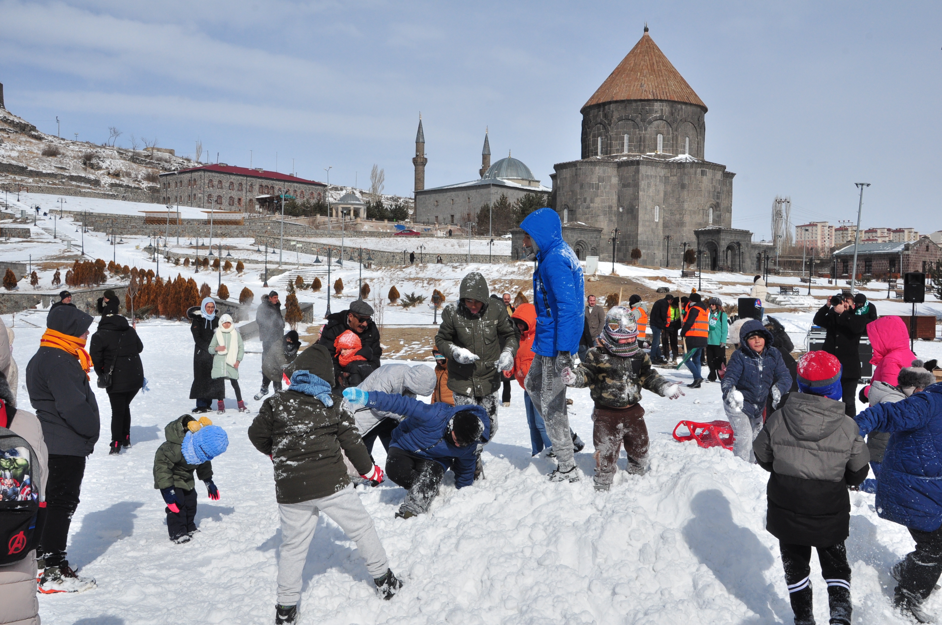 Kars Belediyesi’nden Kışa Özel Kar Topu ve Kardan Adam Şenliği!