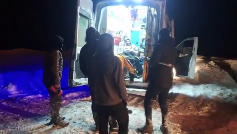 Kars'ta ekipler 1 metre karı aşarak hastayı hastaneye ulaştırdı