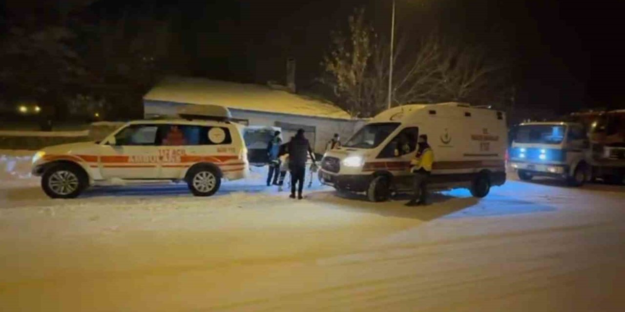 Karda mahsur kalan hastalara paletli ambulansla ulaştılar