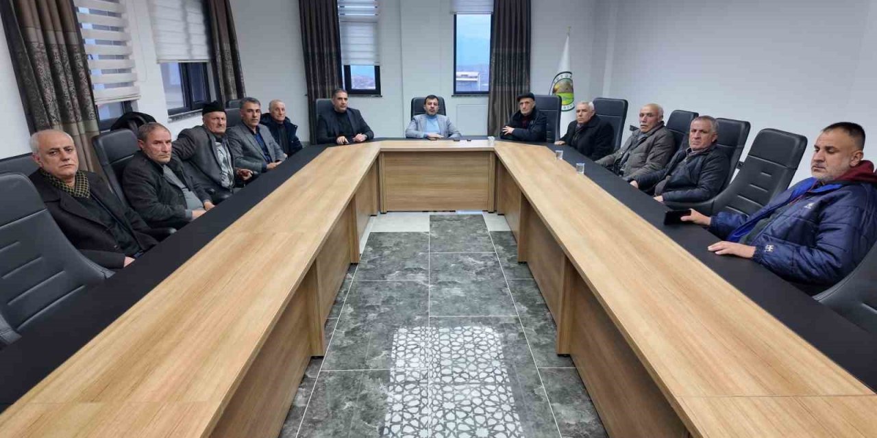 Pütürge Belediye Başkanı Mikail Sülük, vatandaşların taleplerini dinledi