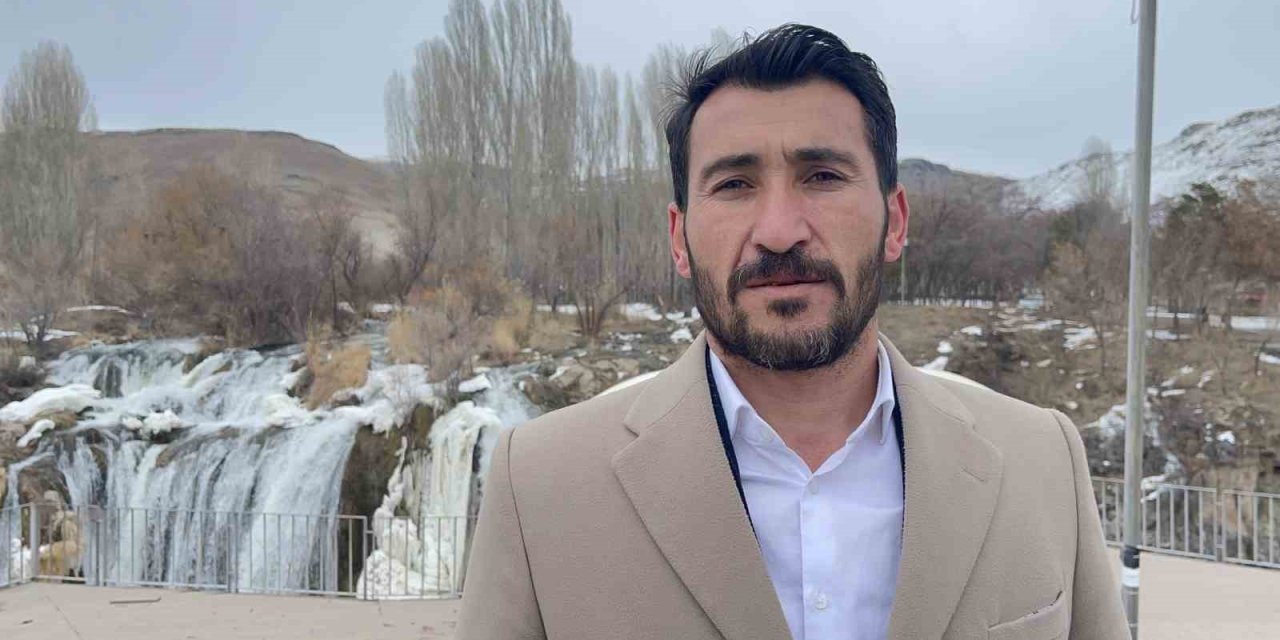 Muradiye Şelalesi’nde çöp toplayıp satranç oyandılar