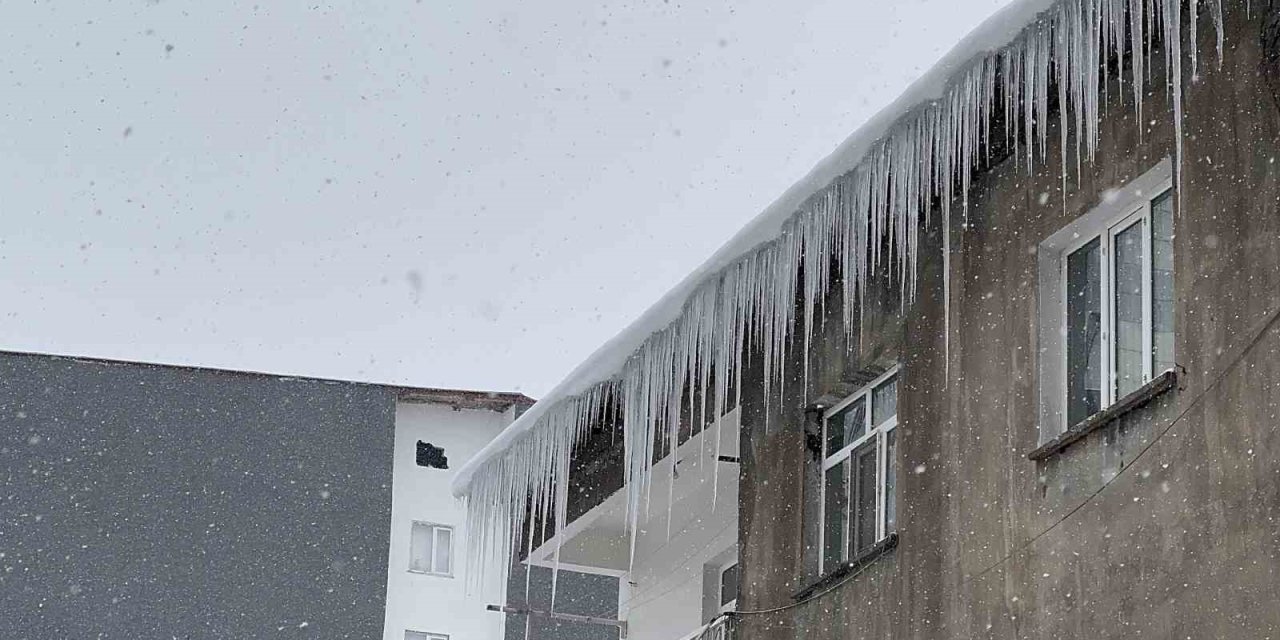 Tatvan’da çatılardaki buz sarkıtları tehlike saçıyor