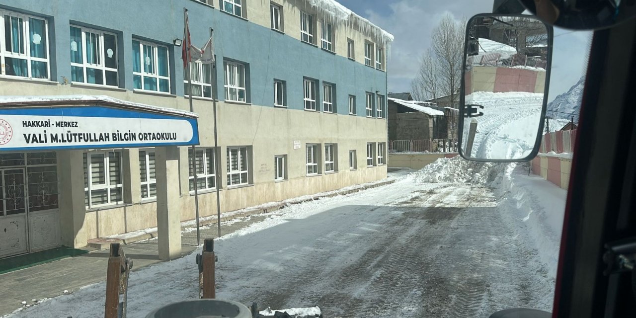 Hakkari’de okul önleri kardan temizlendi