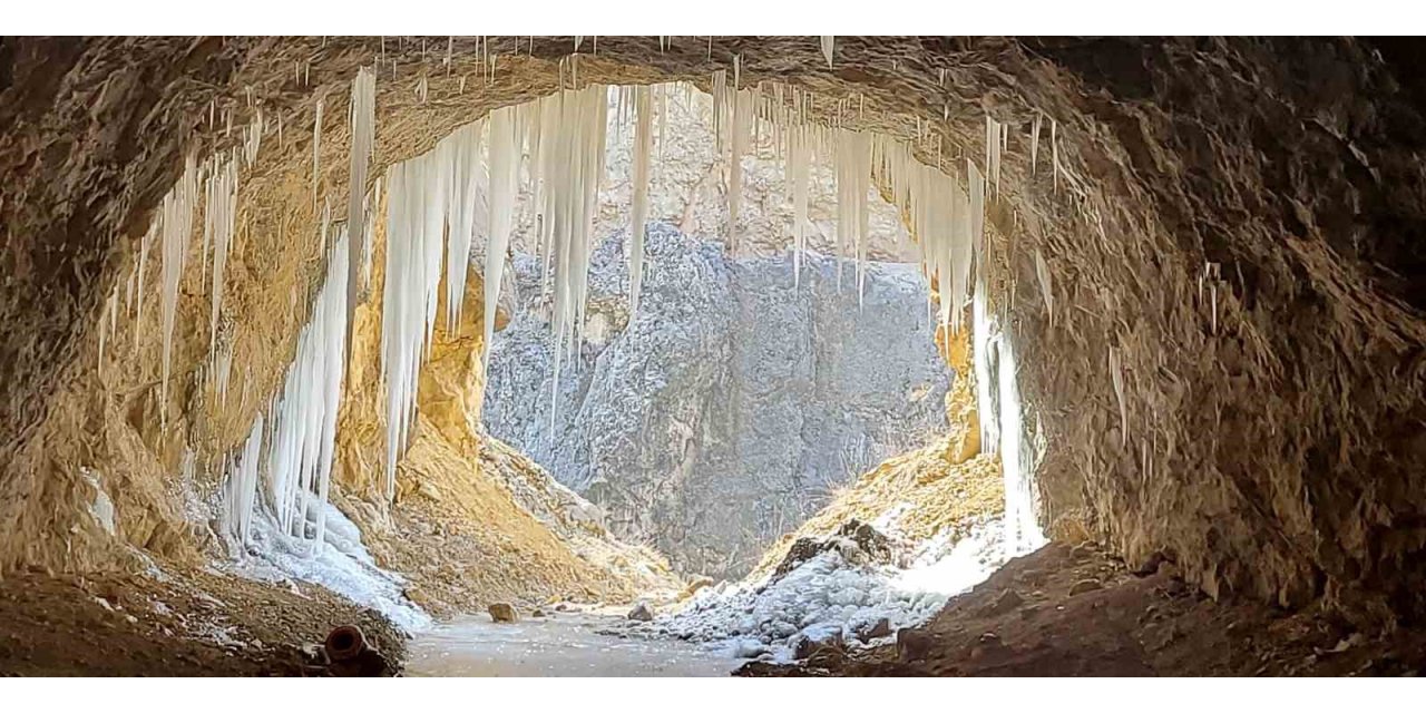 Kemaliye’de ’dünyanın en zorlu yolları’ arasında gösterilen "Taş Yolu" buz tuttu