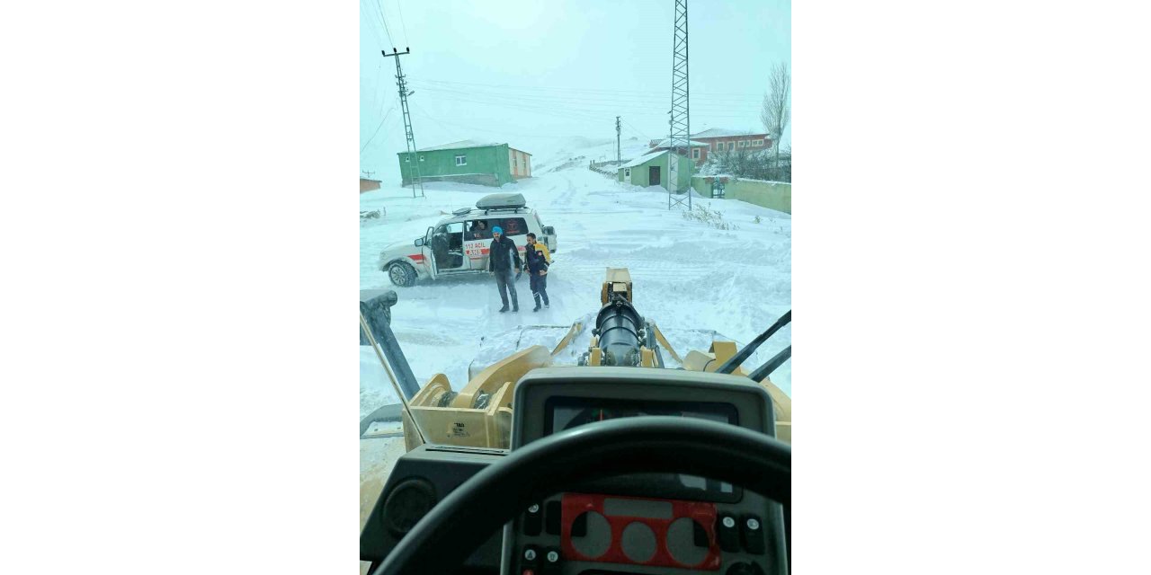 Köy yollarında kar temizliği