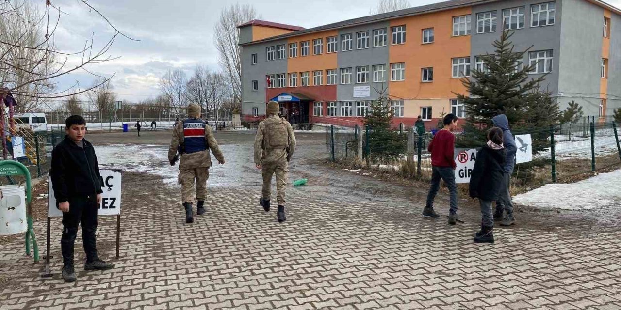 Kars’ta jandarmadan "Huzurlu Okul Önleri" ve "Huzurlu Sokaklar" uygulaması