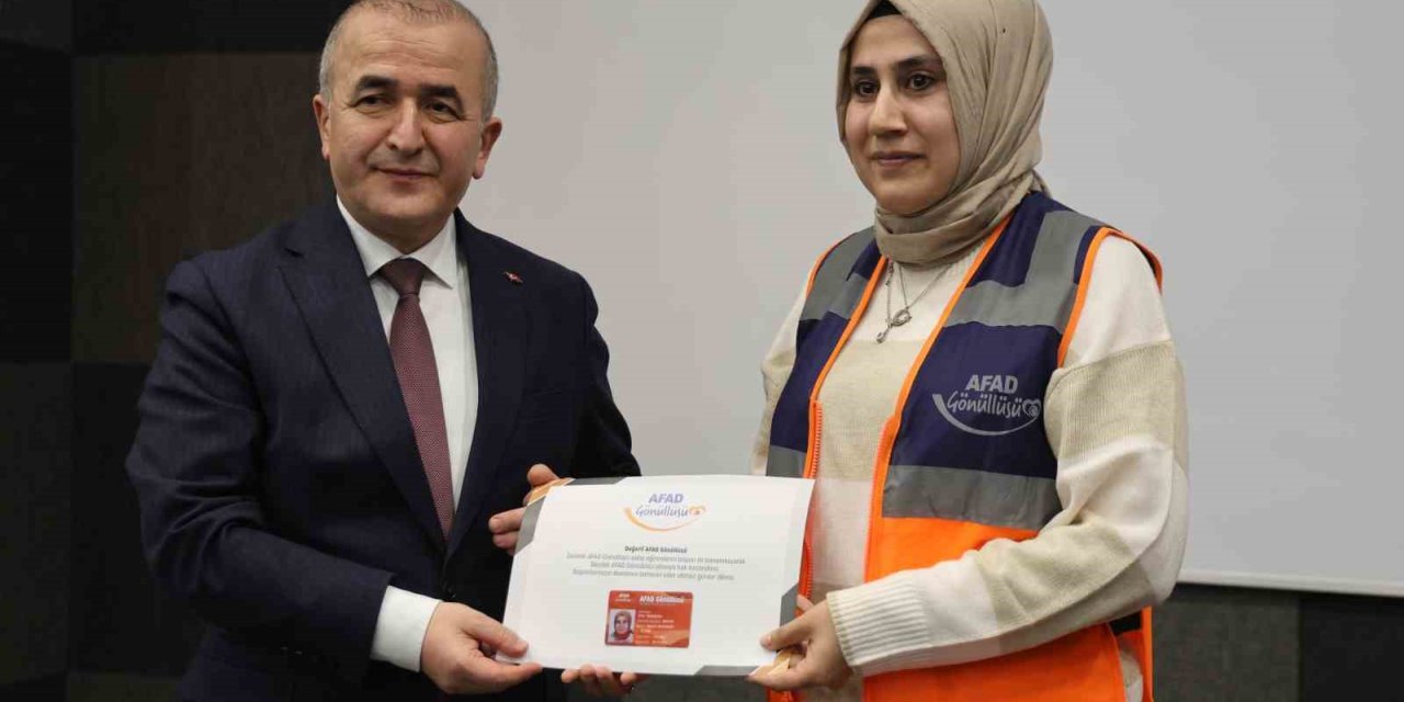 Eğitimlerini tamamlayan AFAD gönüllüleri sertifikalarını aldı