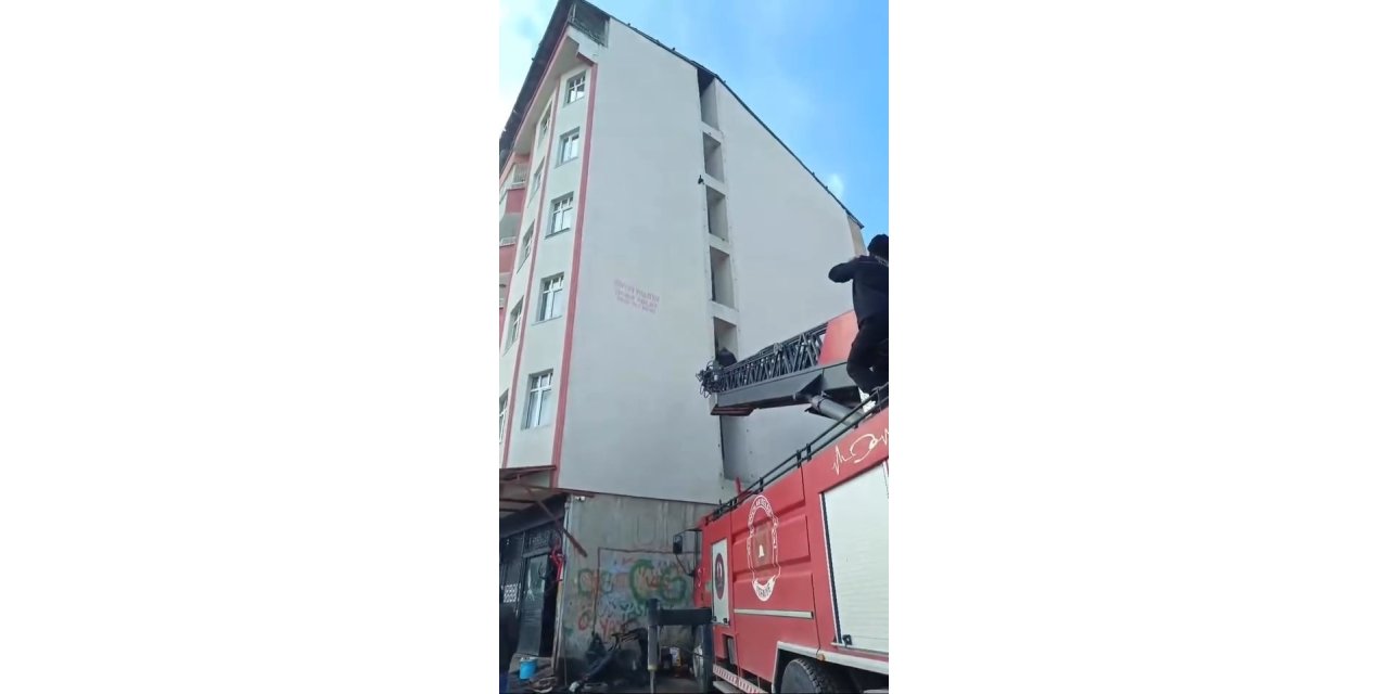 Tellere takılan kargayı itfaiye kurtardı