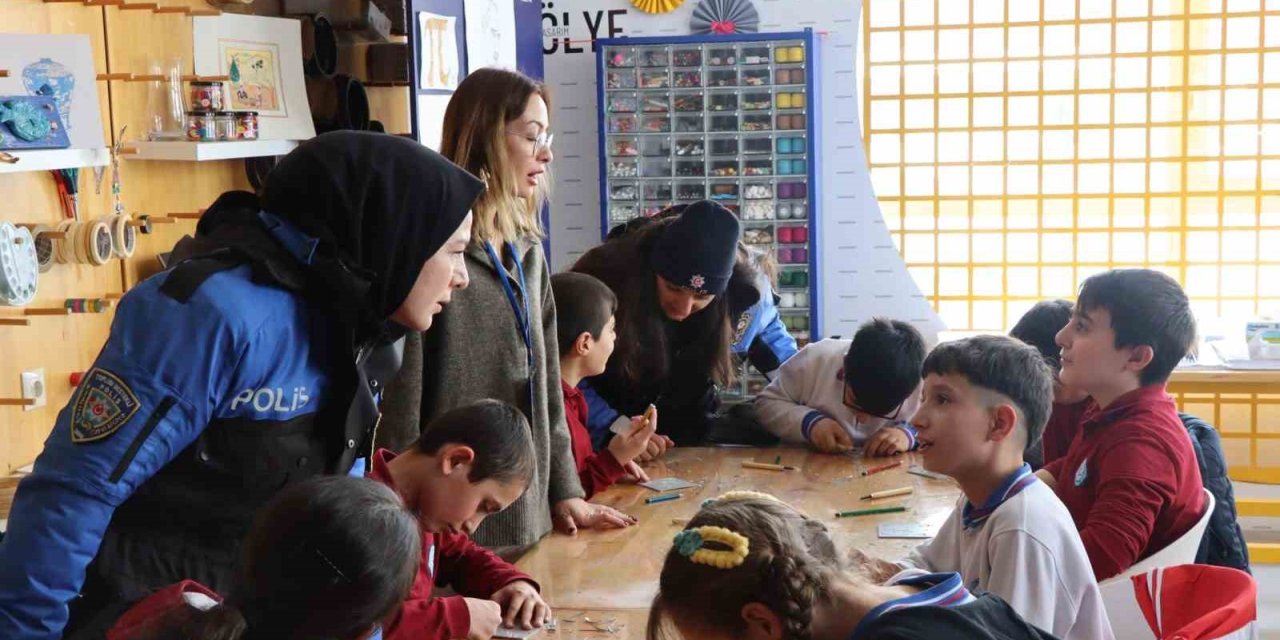 500 öğrenciye bilgilendirme broşürü