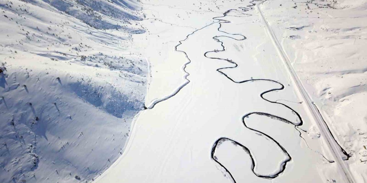 Kar altındaki Güzeldere Menderesleri görsel şölen sunuyor