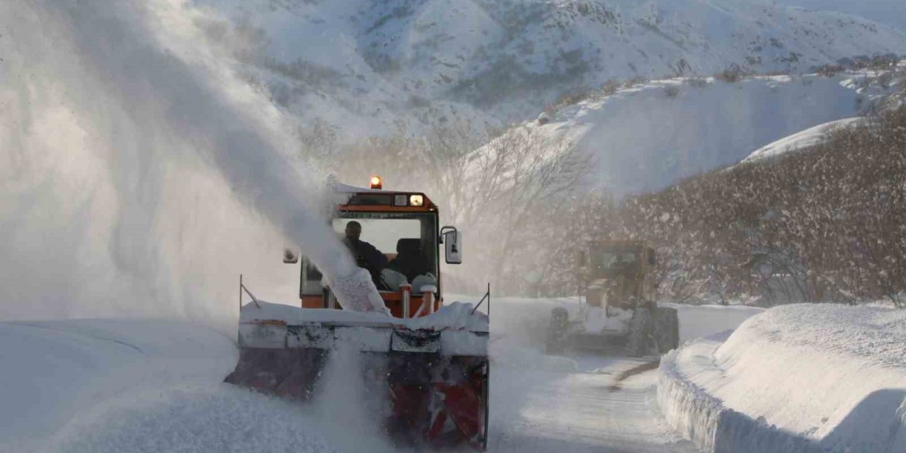 Erzincan’da karla mücadele çalışması sürüyor