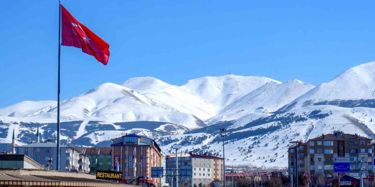 Erzurum’un kuzeyinde kar var