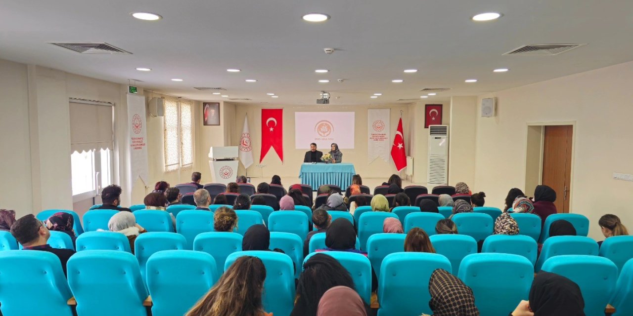 "Huzurun, Mutluluğun Kaynağı Olarak Ailemiz" konulu söyleşi düzenlendi