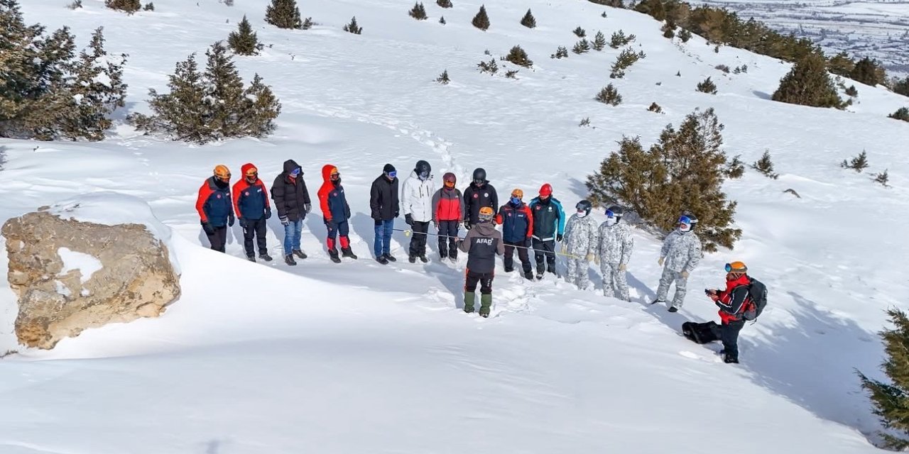 Ergan Kayak Merkezi’nde çığ rasat analiz ve kurtarma eğitimi
