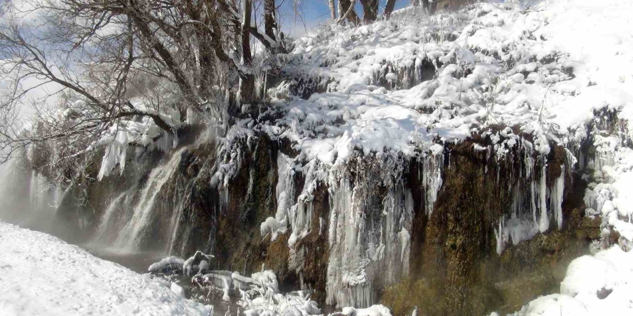 Tatvan’da donan Arpet Şelalesi’nden kartpostallık görüntüler