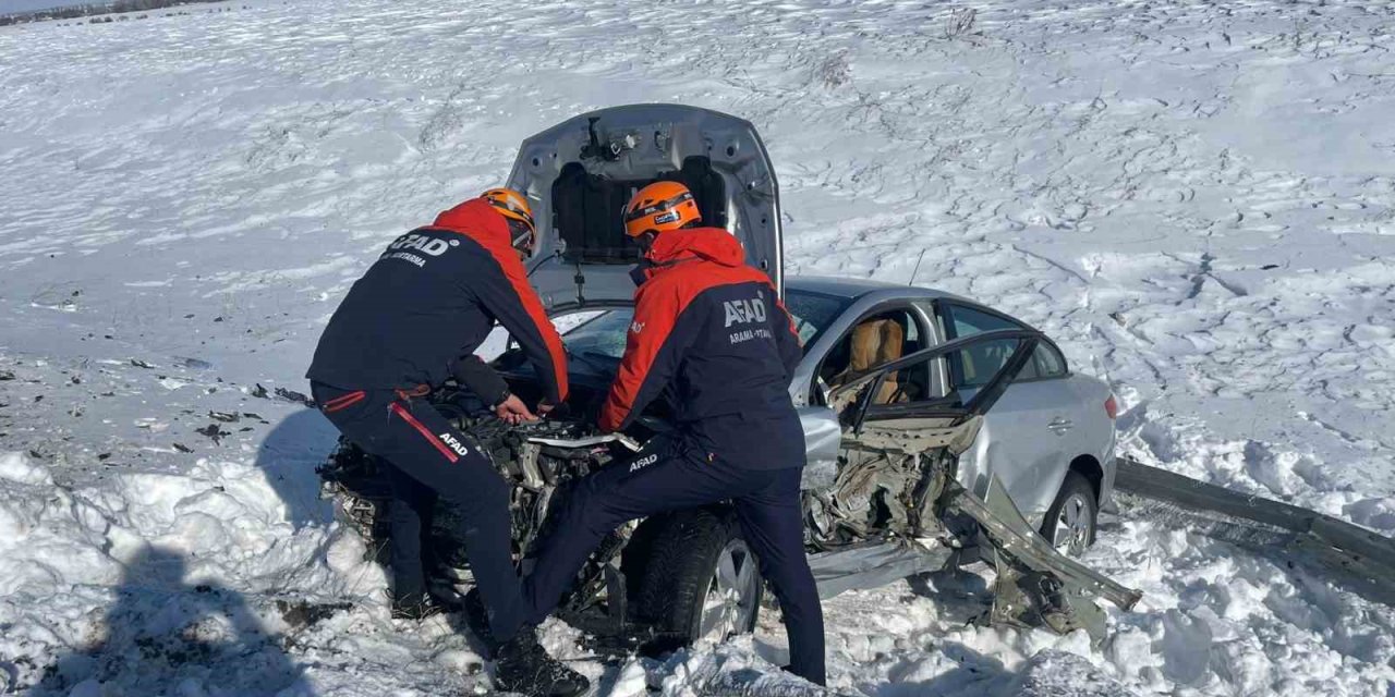 Ağrı’da şarampole yuvarlanan araçtaki 2 kişi AFAD tarafından kurtarıldı