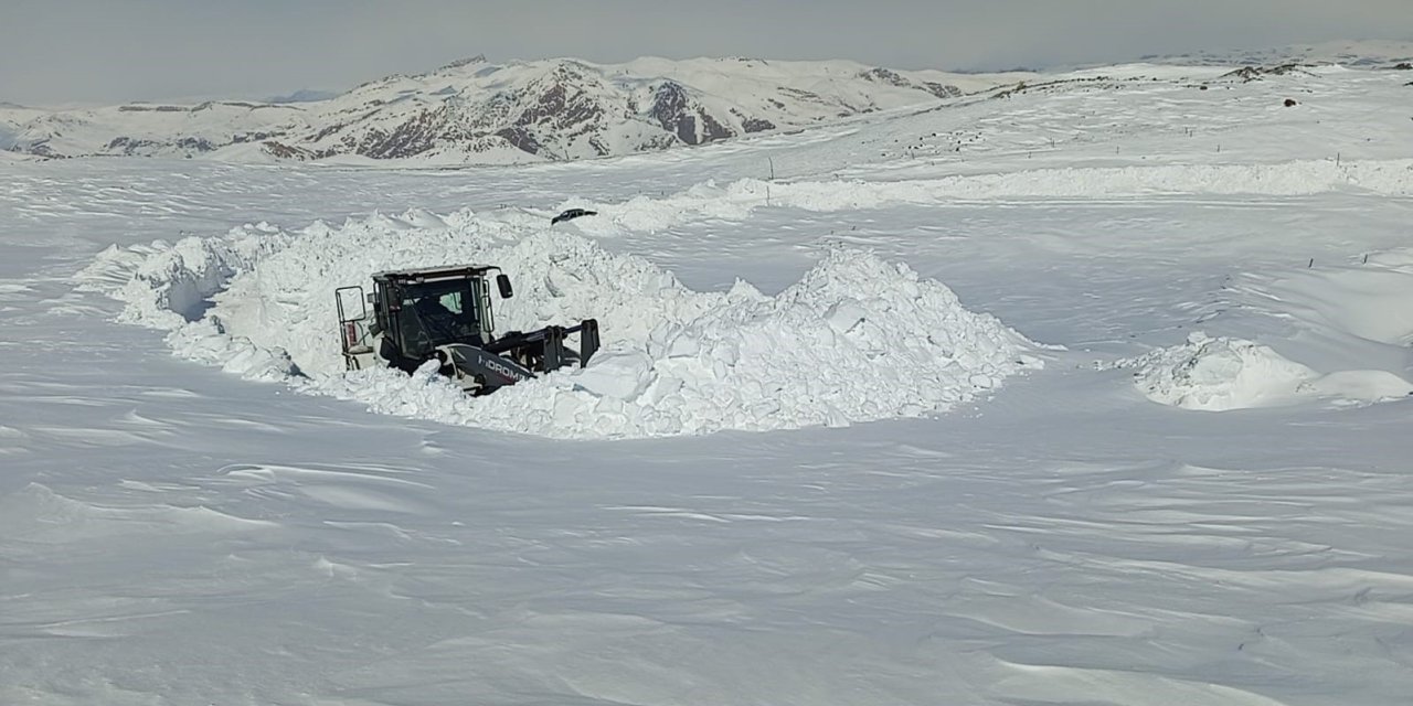 Hakkari’de 3 metreyi bulan karda yol açma çalışması