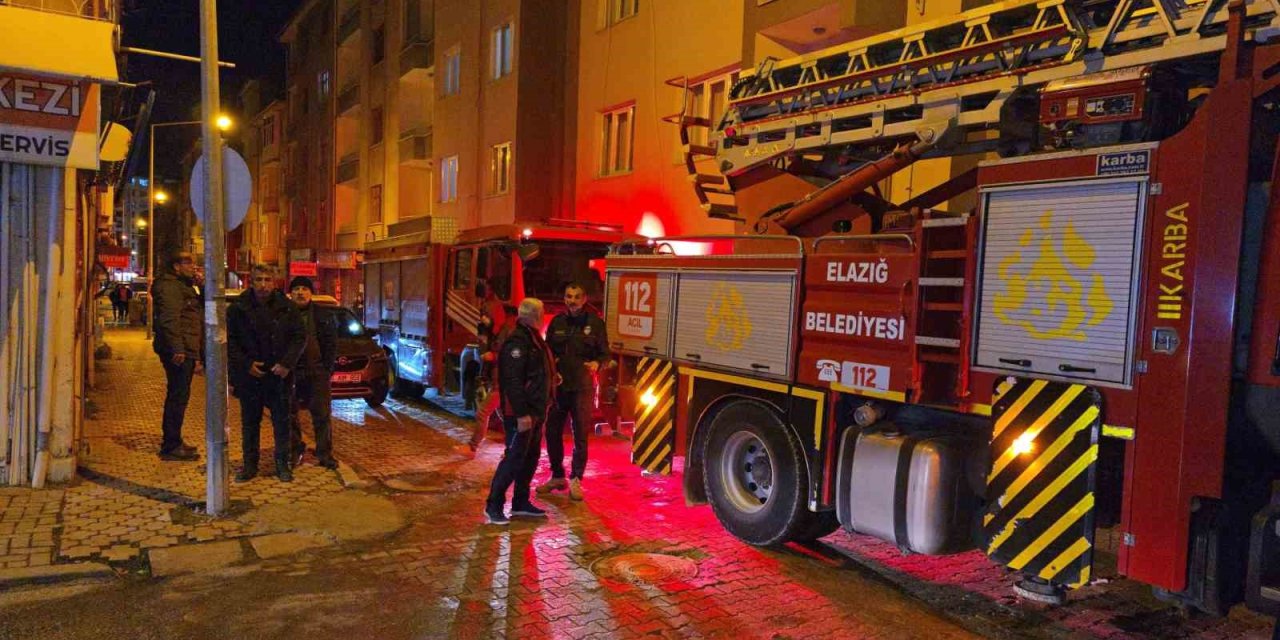 Çatı katından çıkan dumanlar itfaiyeyi alarma geçirdi