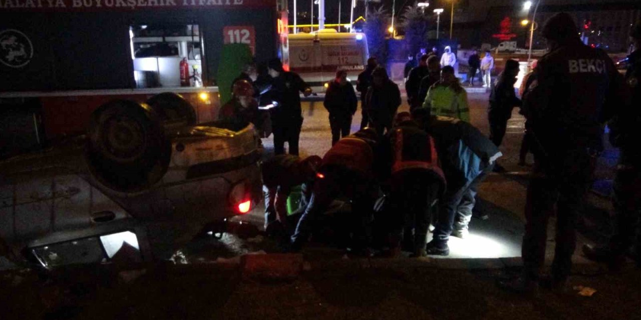 Malatya’da refüje çarpan otomobil devrilip ters döndü: 1 ölü, 1 yaralı