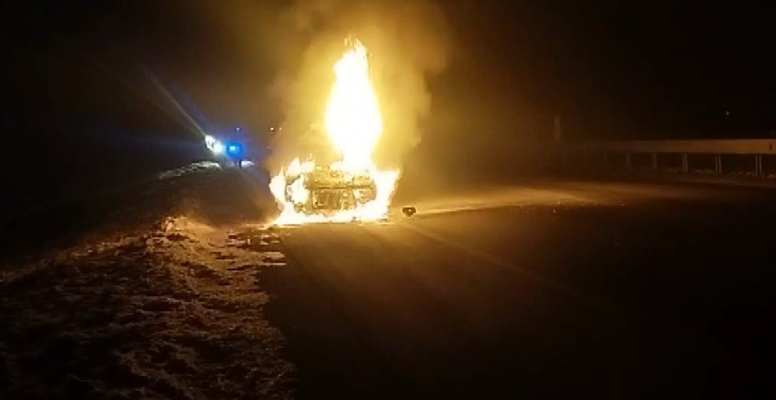 Erzincan’da Fiat Tofaş araç alev alev yandı