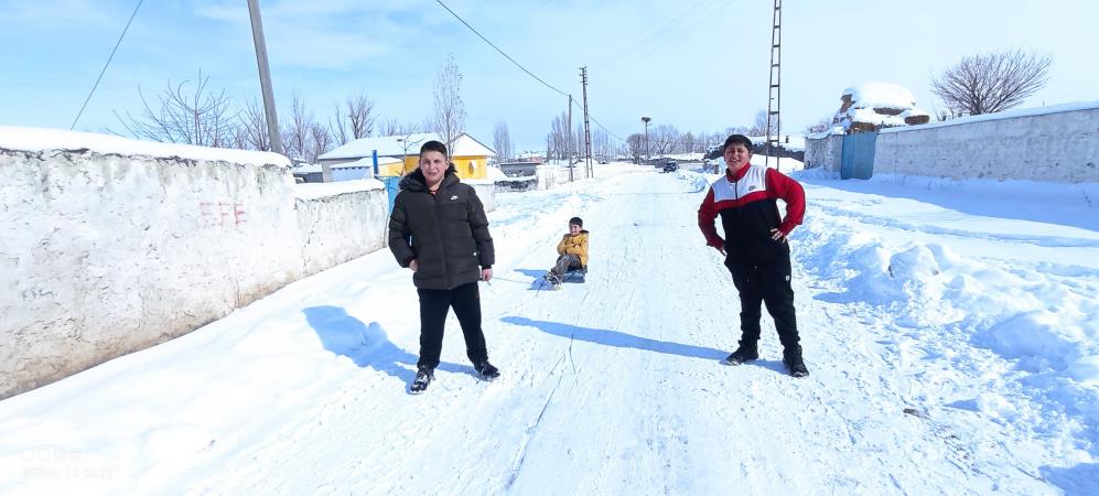 Akyaka’da çocuklar kızaklarla kayarak karın tadını çıkardı