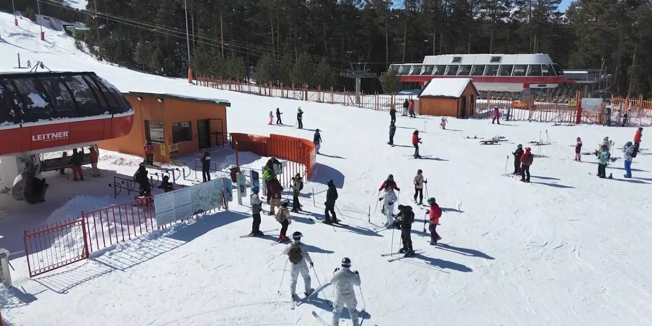 Sarıkamış Kayak Merkezi’nde kayak keyfi sürüyor